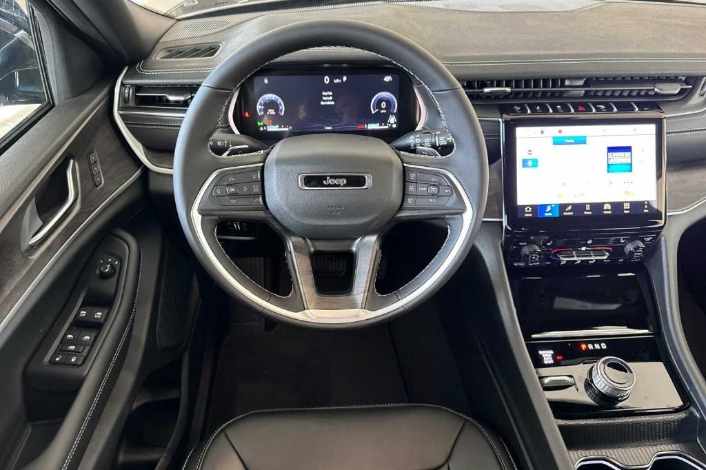 new 2025 Jeep Grand Cherokee car, priced at $47,995