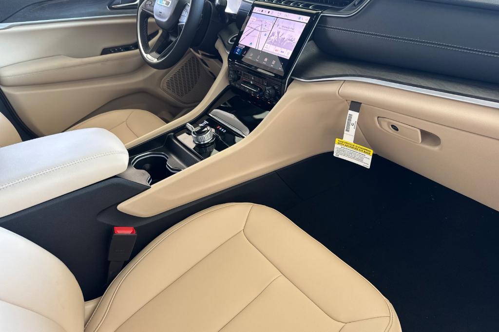 new 2025 Jeep Grand Cherokee car, priced at $47,495