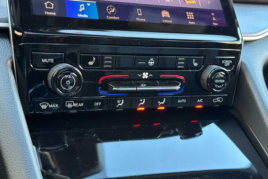 new 2025 Jeep Grand Cherokee car, priced at $50,010