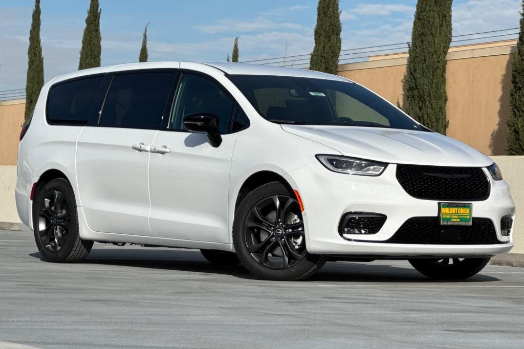 new 2026 Chrysler Pacifica car, priced at $47,865
