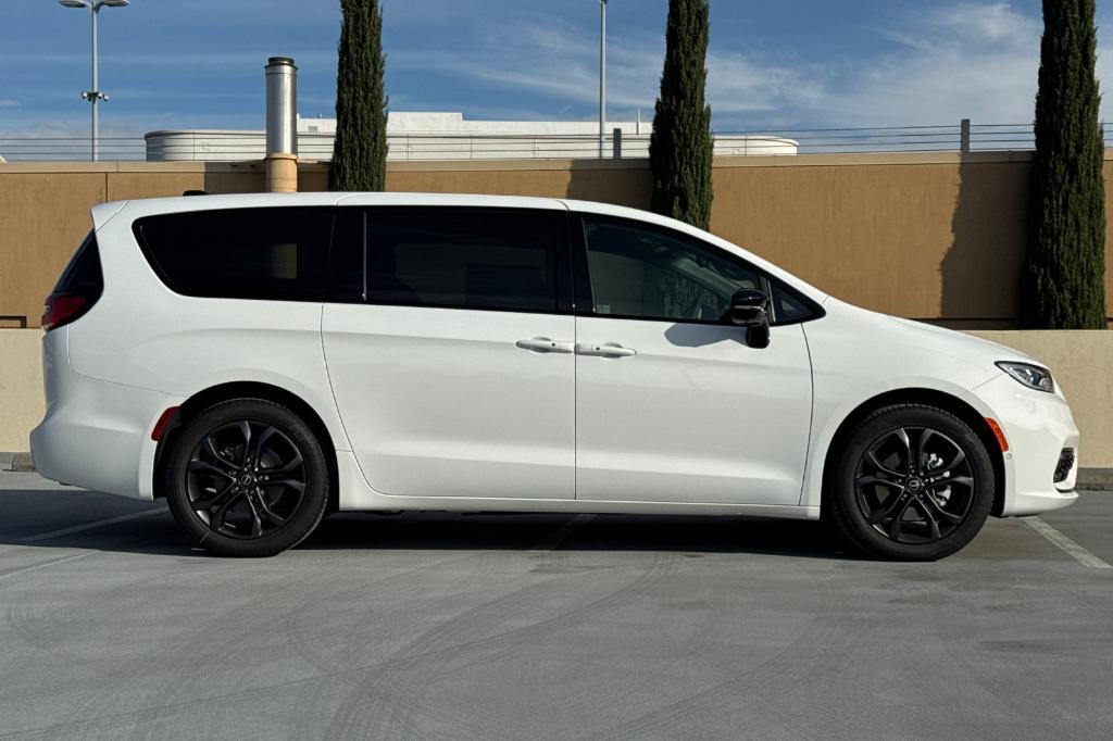 new 2026 Chrysler Pacifica car, priced at $47,865