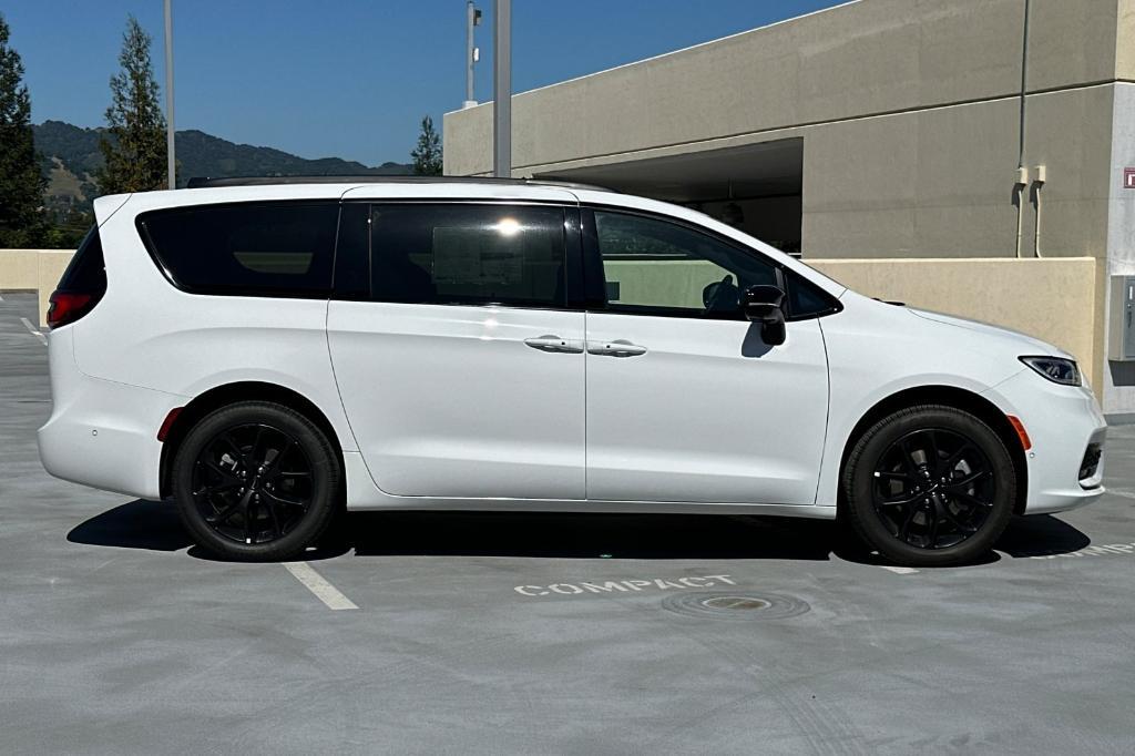 new 2025 Chrysler Pacifica car, priced at $48,535