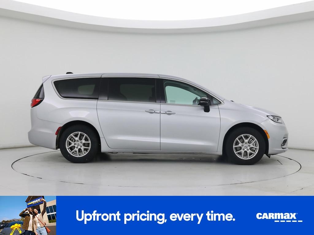 2024 Silver Chrysler Pacifica