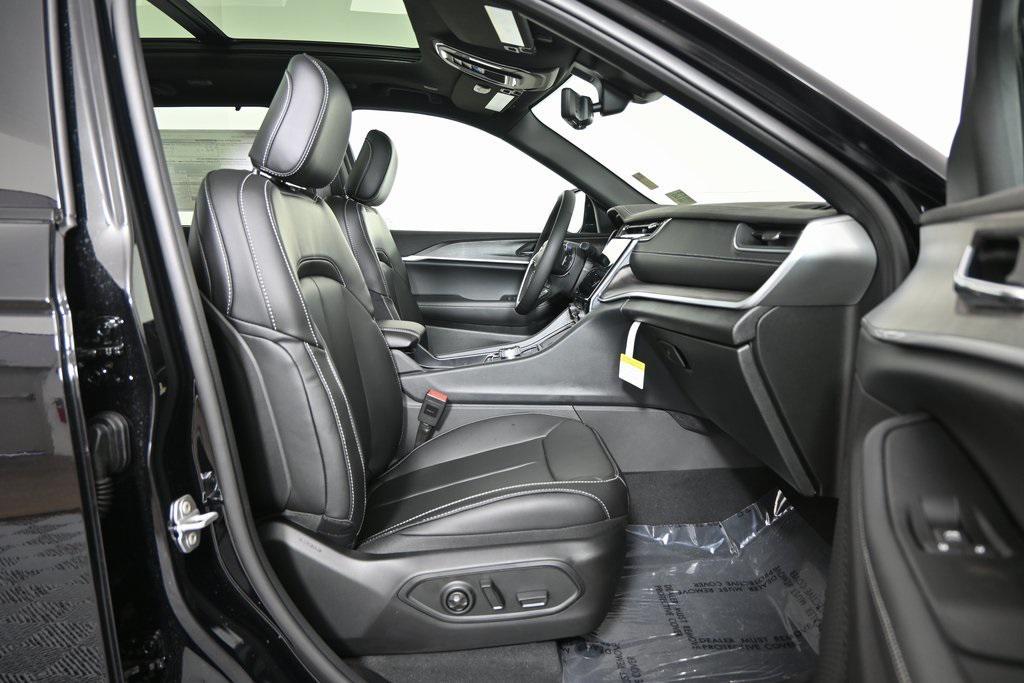 new 2025 Jeep Grand Cherokee car, priced at $48,499