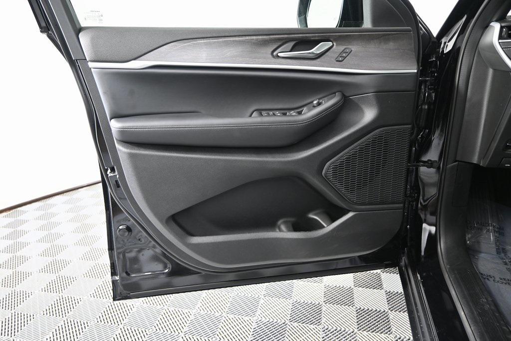 new 2025 Jeep Grand Cherokee car, priced at $48,499