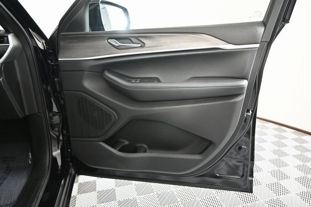 new 2025 Jeep Grand Cherokee car, priced at $48,499