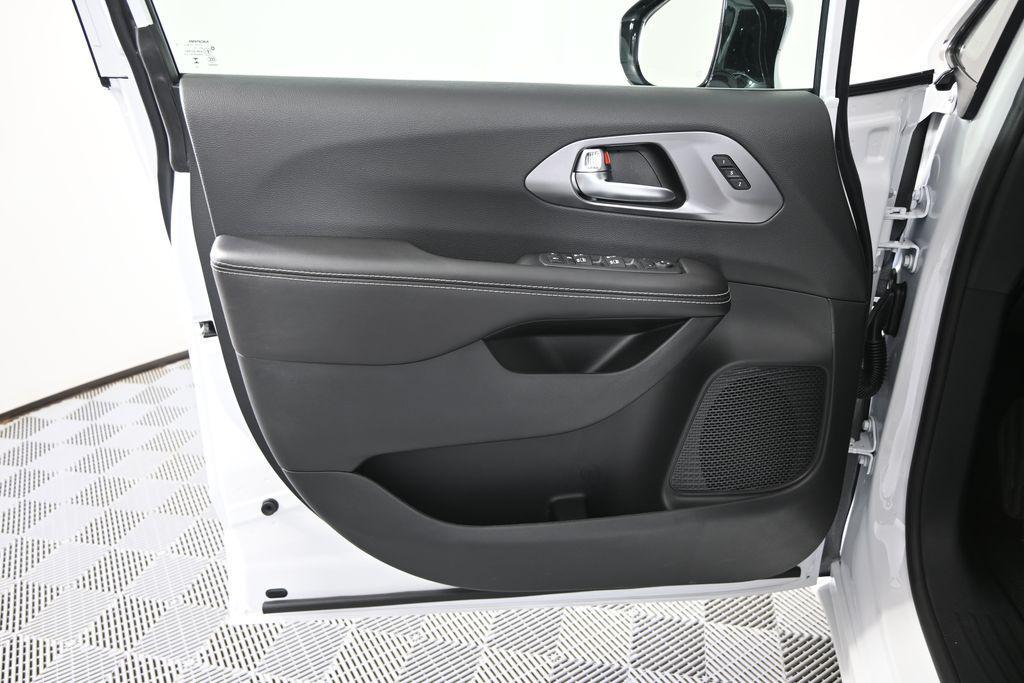 new 2026 Chrysler Pacifica car, priced at $39,099