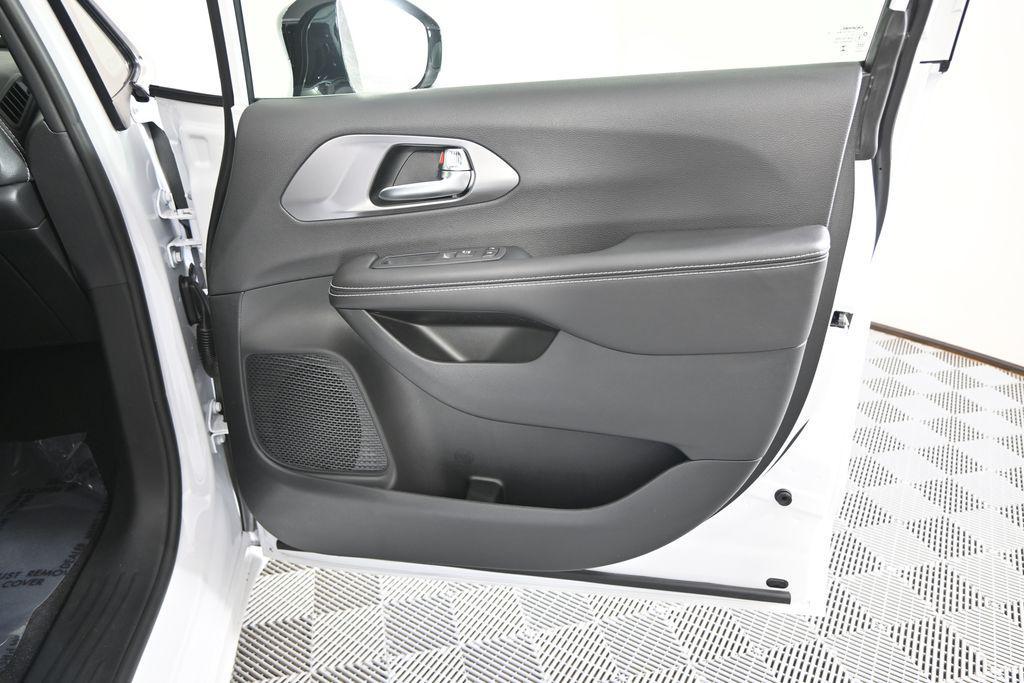 new 2026 Chrysler Pacifica car, priced at $39,099