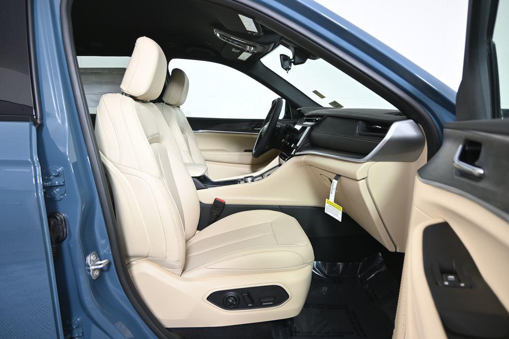 new 2026 Jeep Grand Cherokee car, priced at $39,099