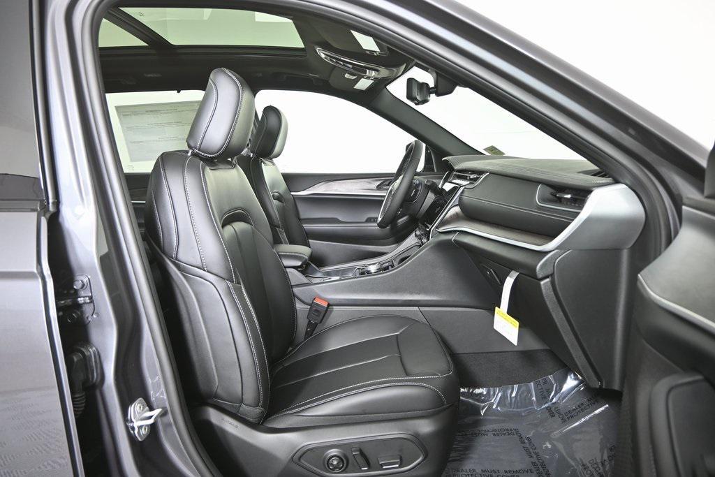 new 2025 Jeep Grand Cherokee car, priced at $49,499