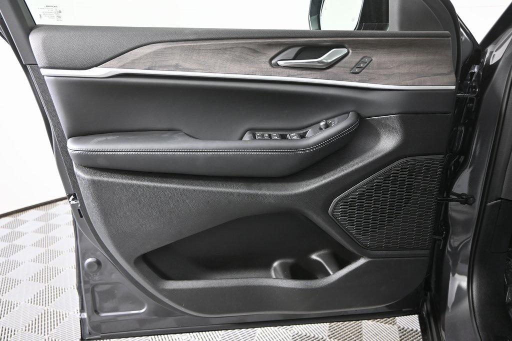 new 2025 Jeep Grand Cherokee car, priced at $49,499