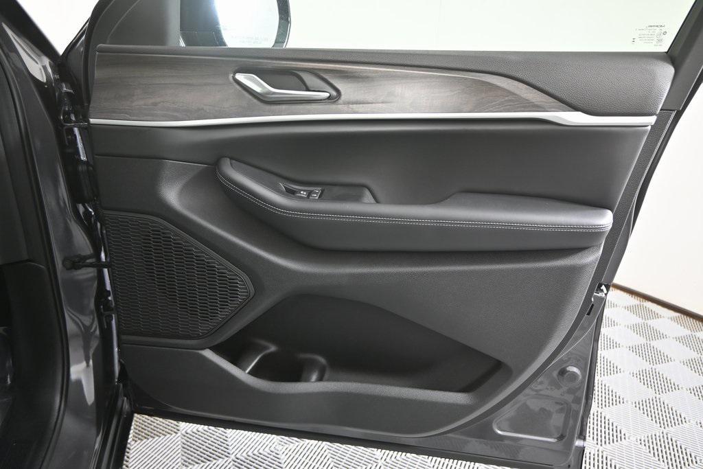 new 2025 Jeep Grand Cherokee car, priced at $49,499