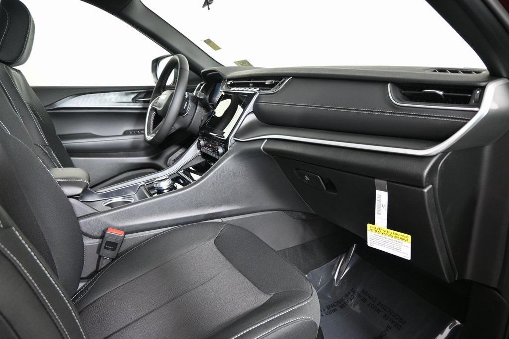 new 2025 Jeep Grand Cherokee car, priced at $38,199