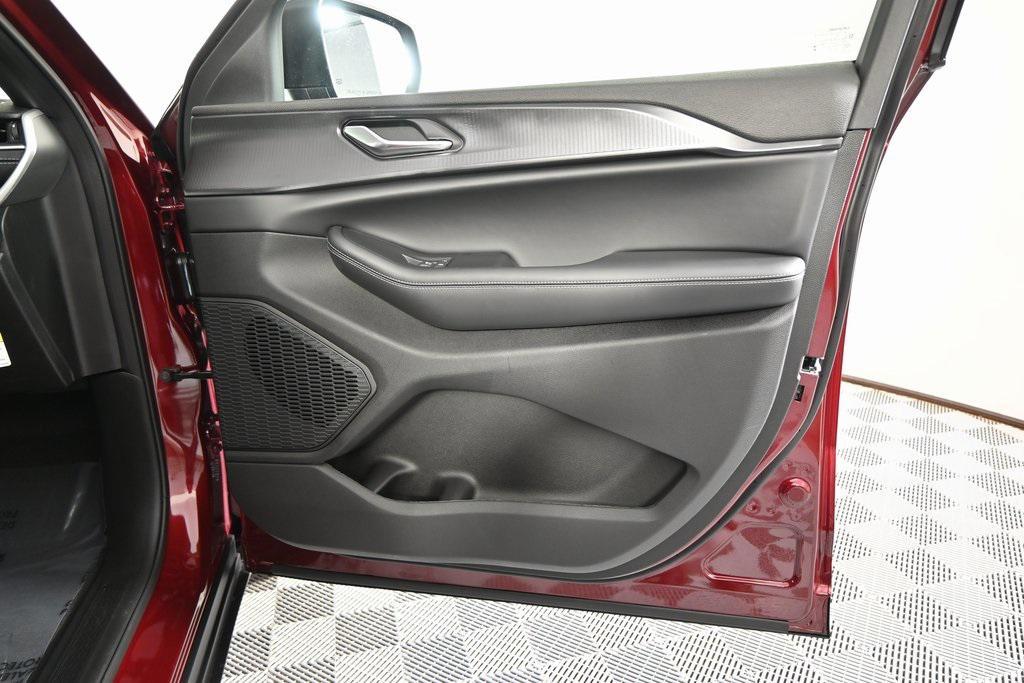 new 2025 Jeep Grand Cherokee car, priced at $38,199