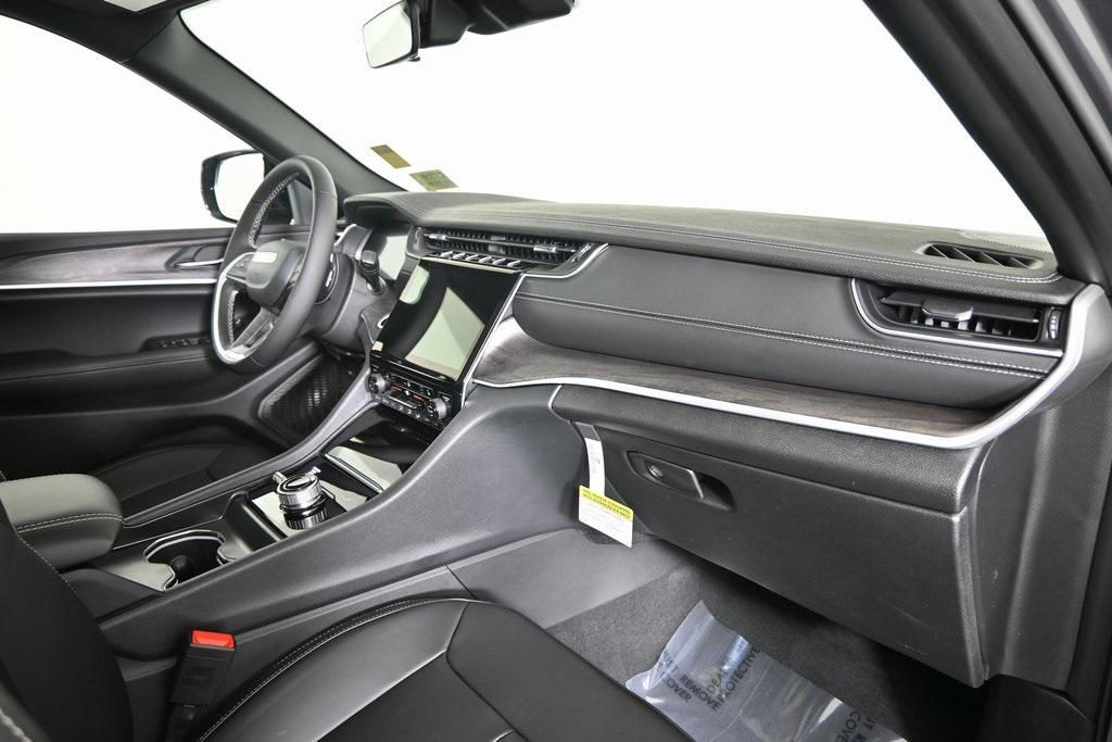 new 2025 Jeep Grand Cherokee car, priced at $45,999