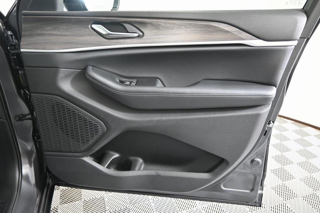 new 2025 Jeep Grand Cherokee car, priced at $45,999