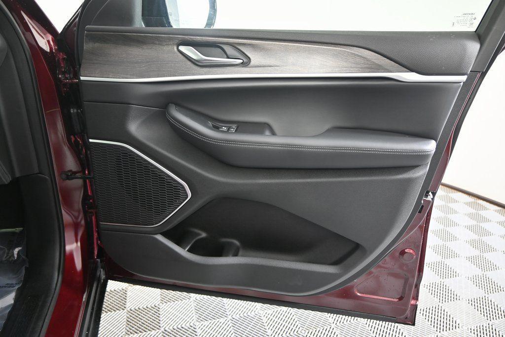 new 2026 Jeep Grand Cherokee car, priced at $43,399