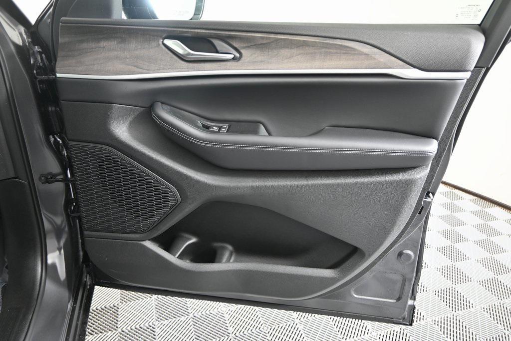 new 2026 Jeep Grand Cherokee car, priced at $45,799