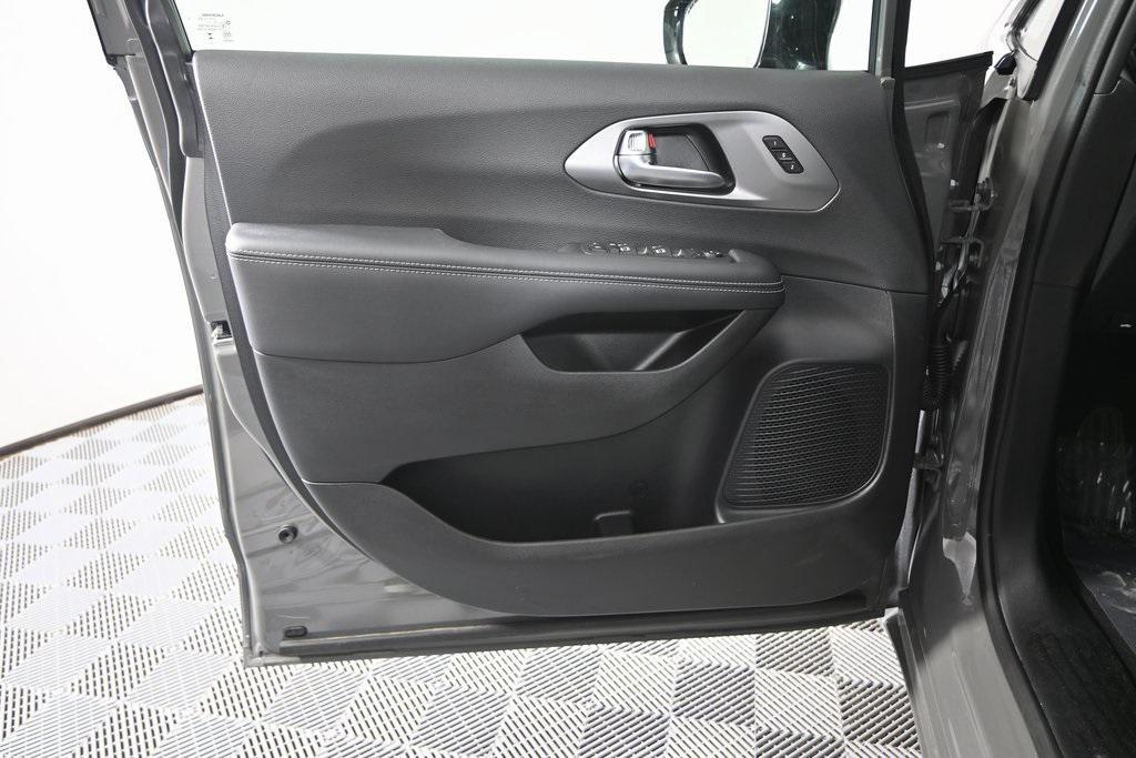 used 2025 Chrysler Pacifica car, priced at $34,999