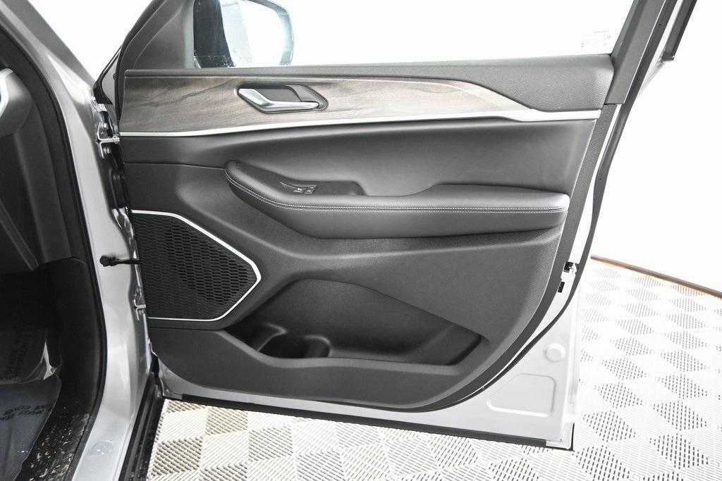 new 2026 Jeep Grand Cherokee car, priced at $47,399