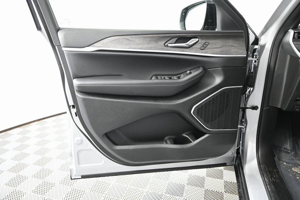 new 2026 Jeep Grand Cherokee car, priced at $47,399