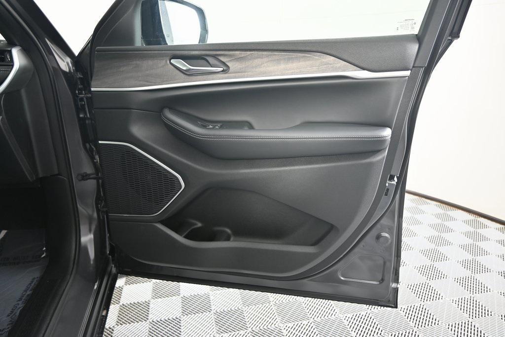 new 2026 Jeep Grand Cherokee car, priced at $47,599