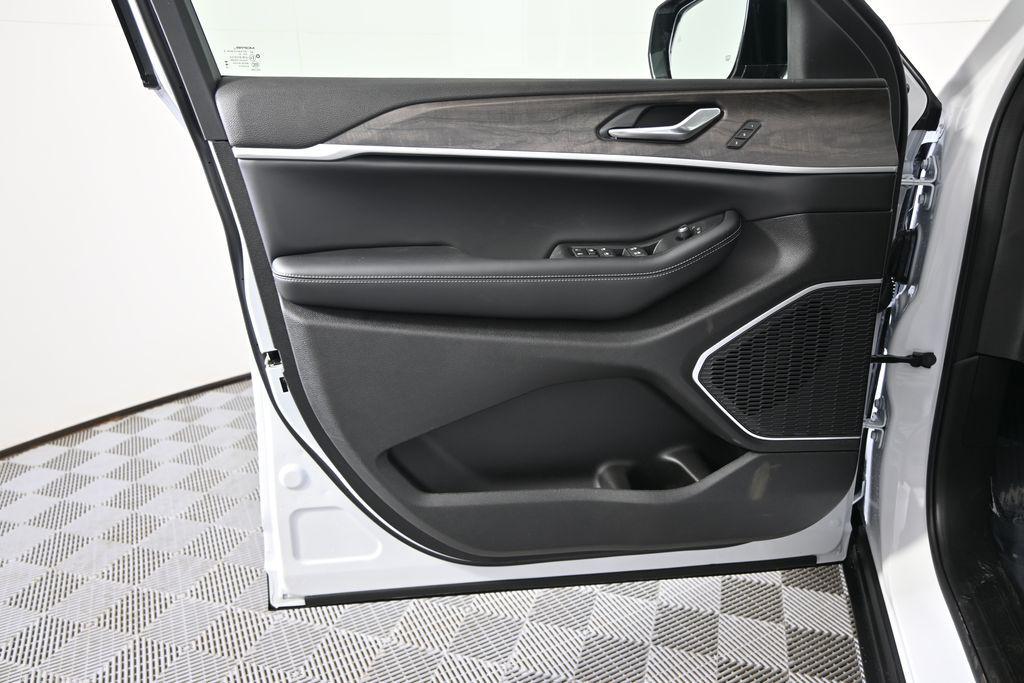 new 2026 Jeep Grand Cherokee L car, priced at $43,999
