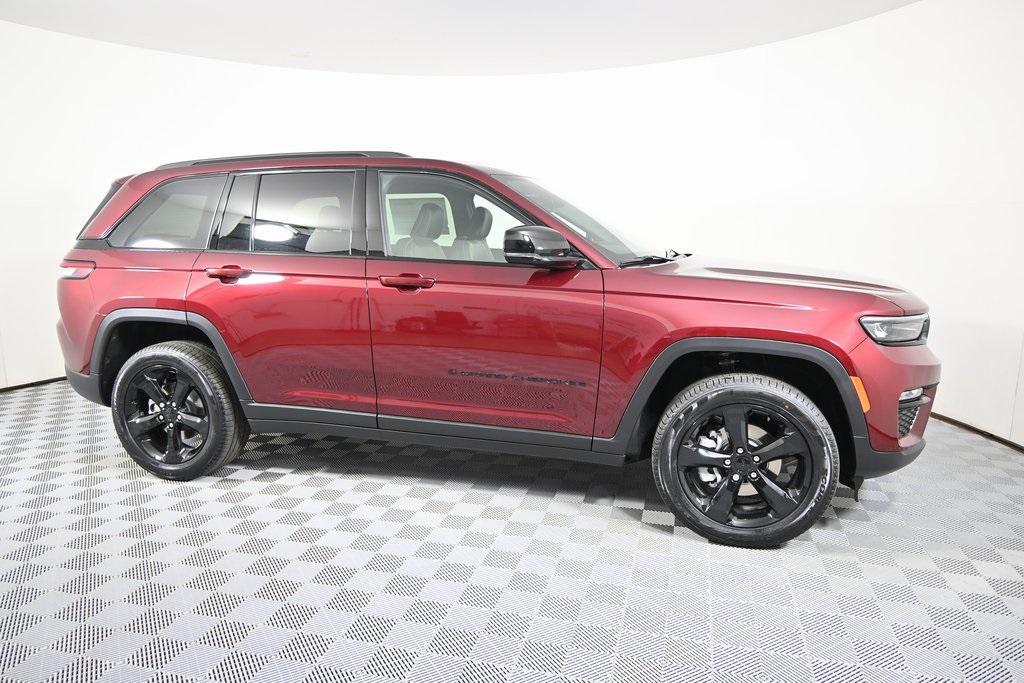 new 2025 Jeep Grand Cherokee car, priced at $45,999