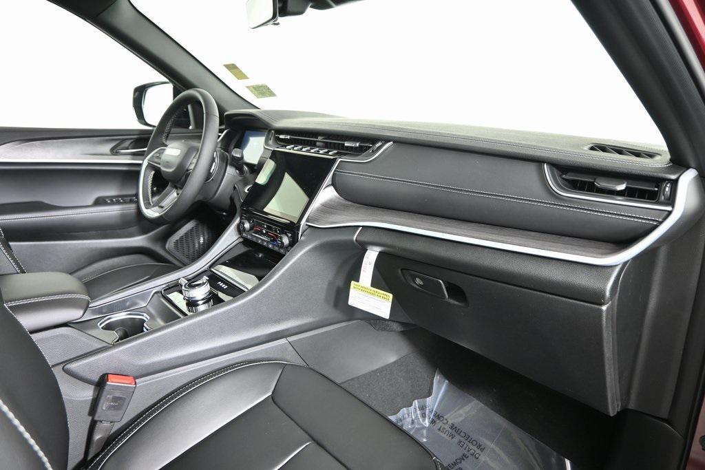 new 2025 Jeep Grand Cherokee car, priced at $45,999