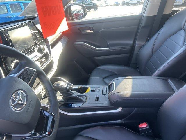 used 2021 Toyota Highlander car, priced at $24,499