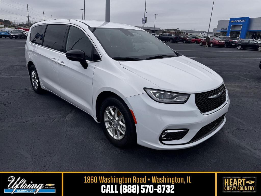 used 2025 Chrysler Pacifica car, priced at $33,407