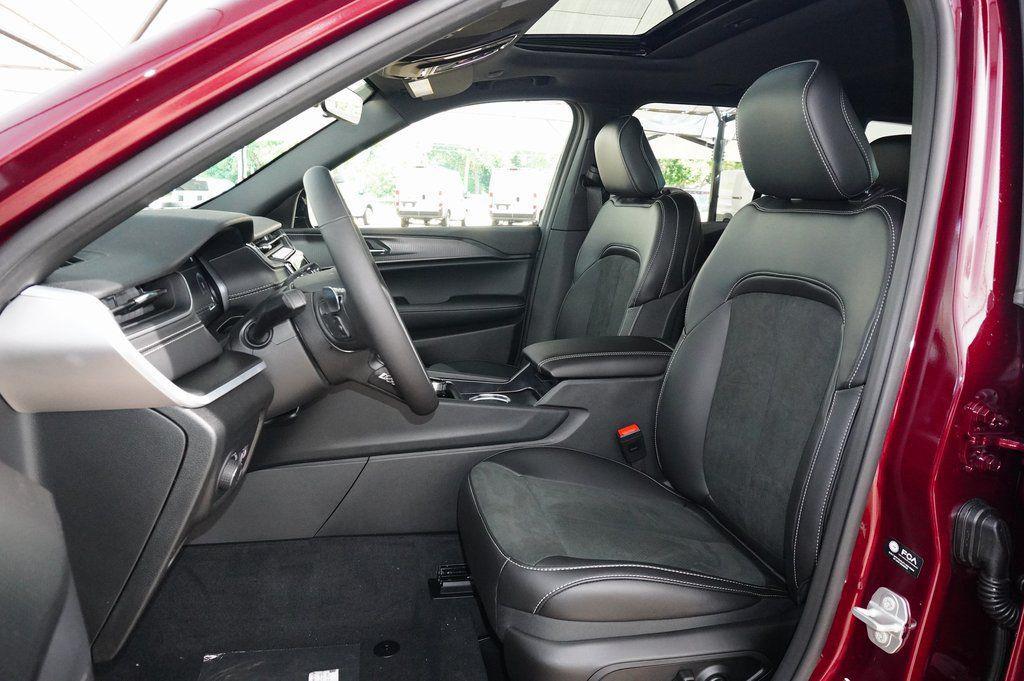 new 2025 Jeep Grand Cherokee car, priced at $38,809