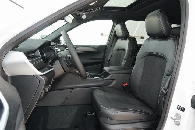 new 2025 Jeep Grand Cherokee car, priced at $42,018