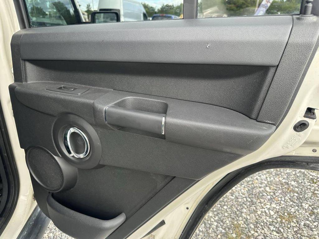 2010 White Jeep Commander