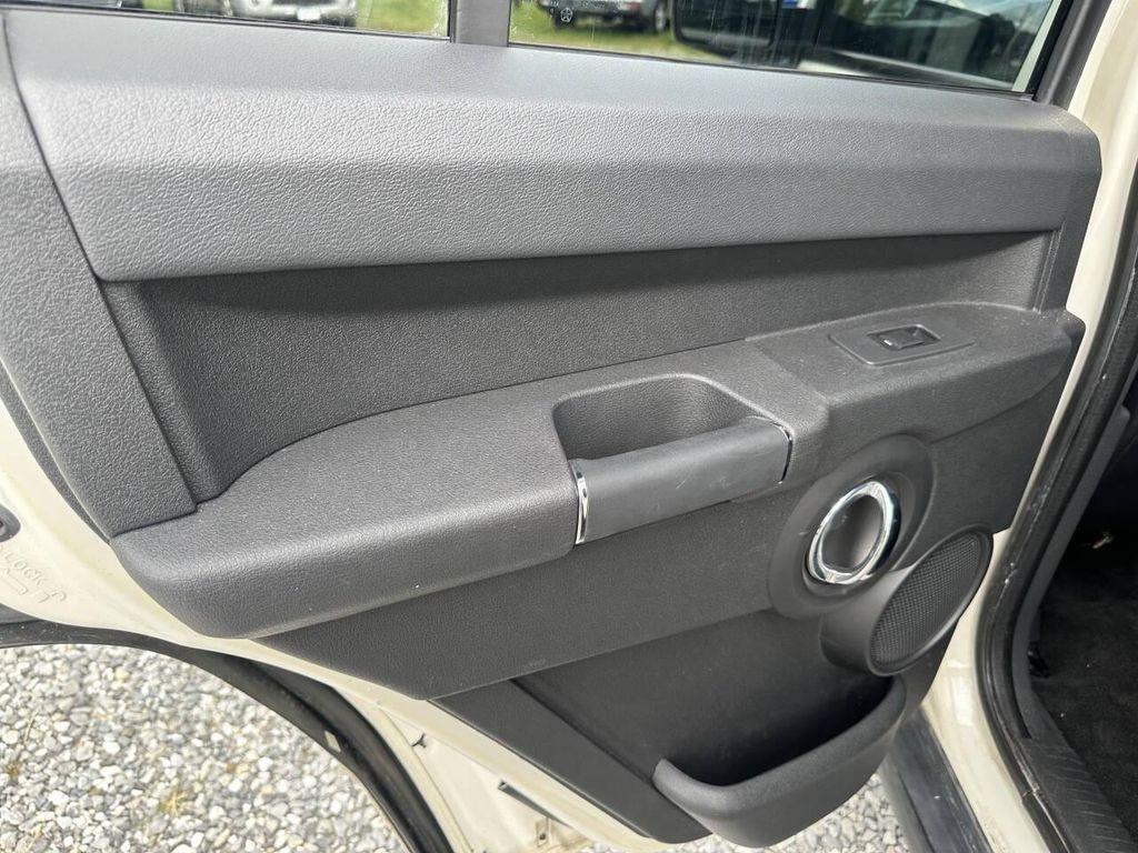 2010 White Jeep Commander