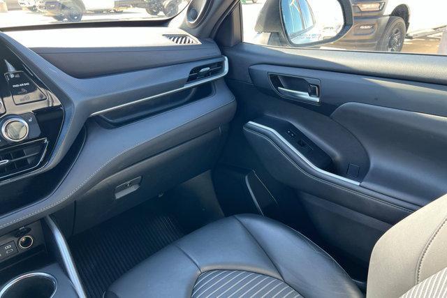 used 2022 Toyota Highlander car, priced at $31,334