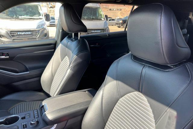 used 2022 Toyota Highlander car, priced at $31,334