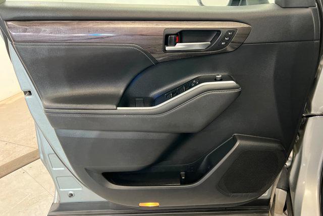 used 2020 Toyota Highlander car, priced at $28,752