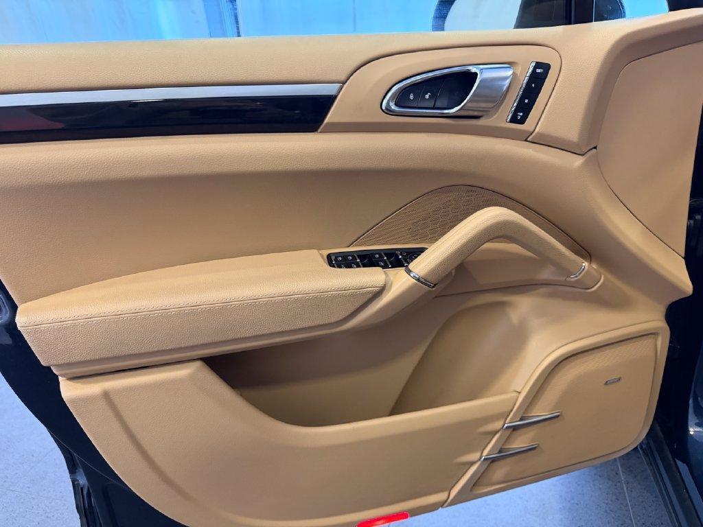 Porsche Cayenne view 14