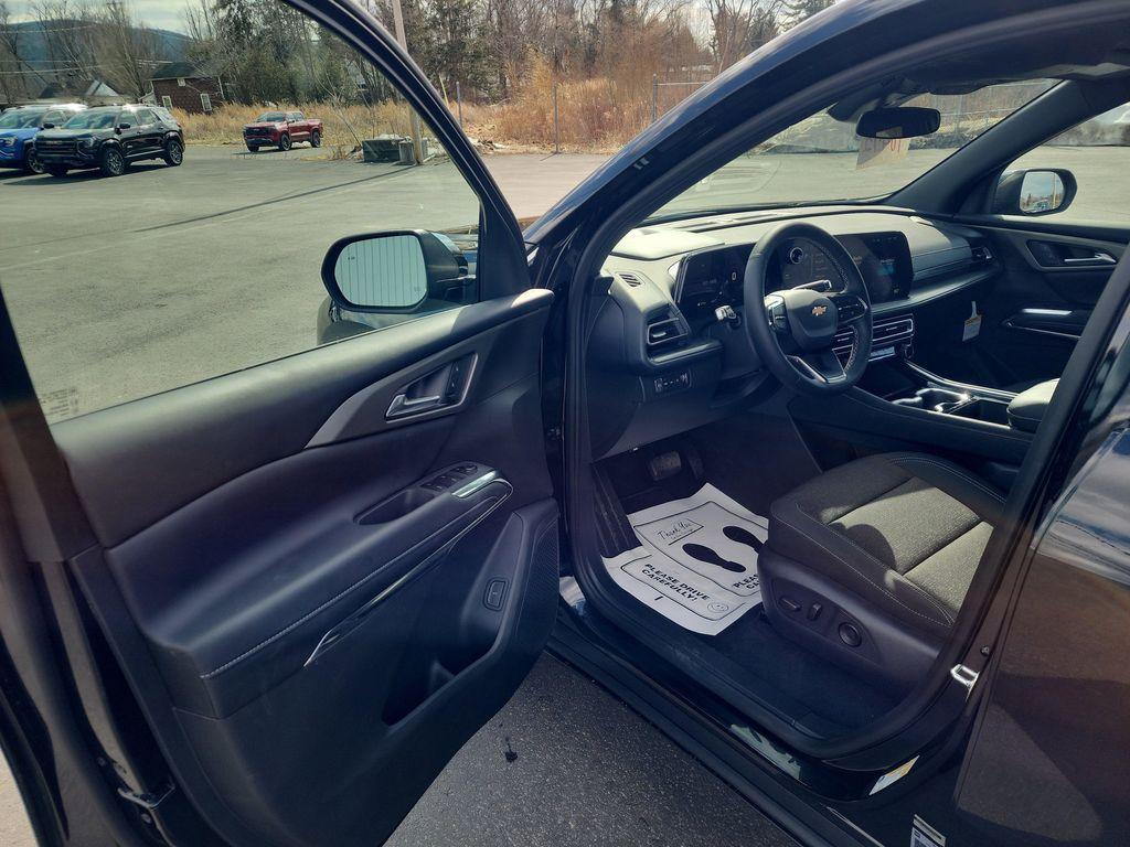 new 2026 Chevrolet Traverse car, priced at $47,295