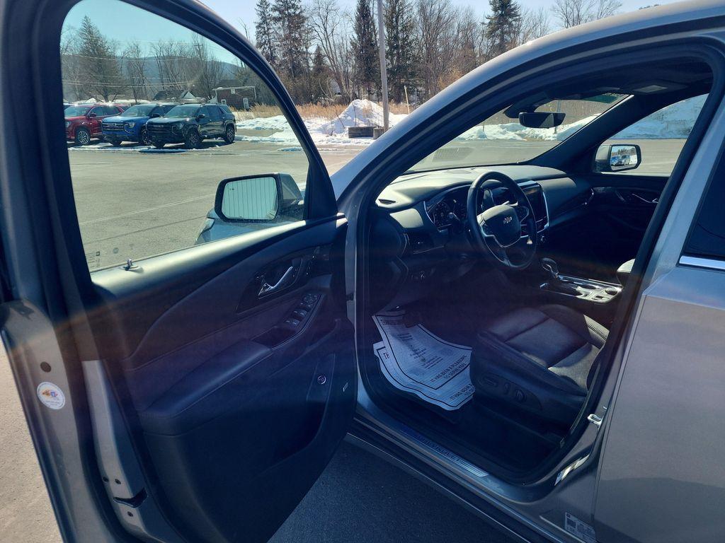 used 2023 Chevrolet Traverse car, priced at $35,295