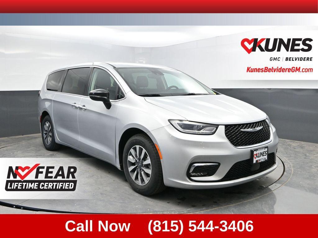 used 2024 Chrysler Pacifica Hybrid car, priced at $27,400