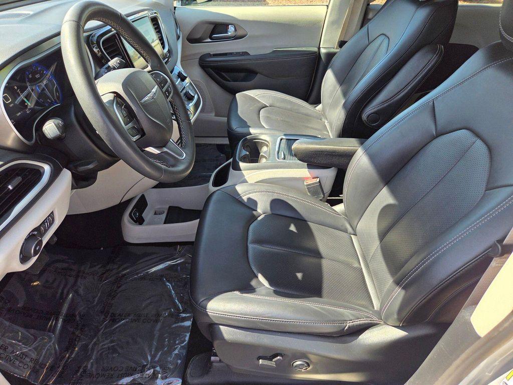 used 2024 Chrysler Pacifica car, priced at $26,998