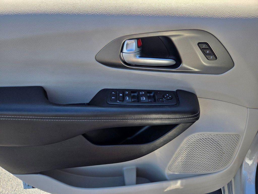 used 2024 Chrysler Pacifica car, priced at $26,998