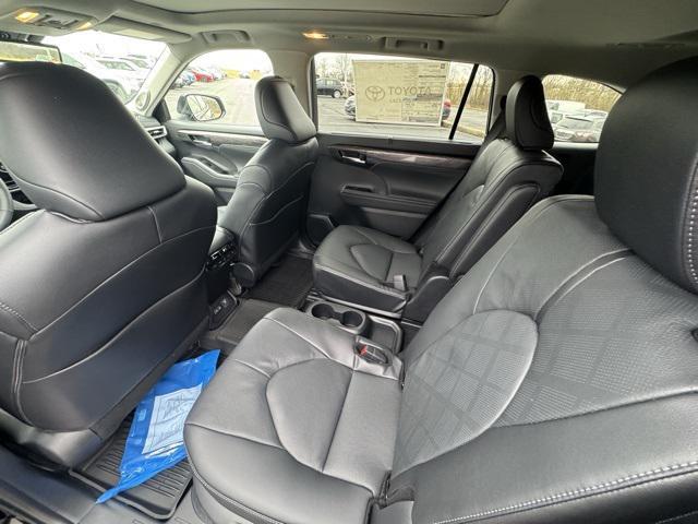 new 2026 Toyota Highlander Hybrid car, priced at $57,617