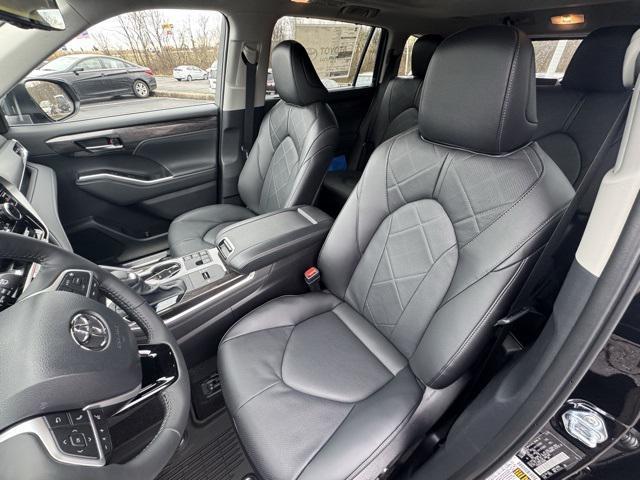 new 2026 Toyota Highlander Hybrid car, priced at $57,617