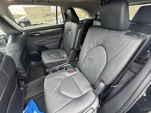 new 2026 Toyota Highlander Hybrid car, priced at $57,617