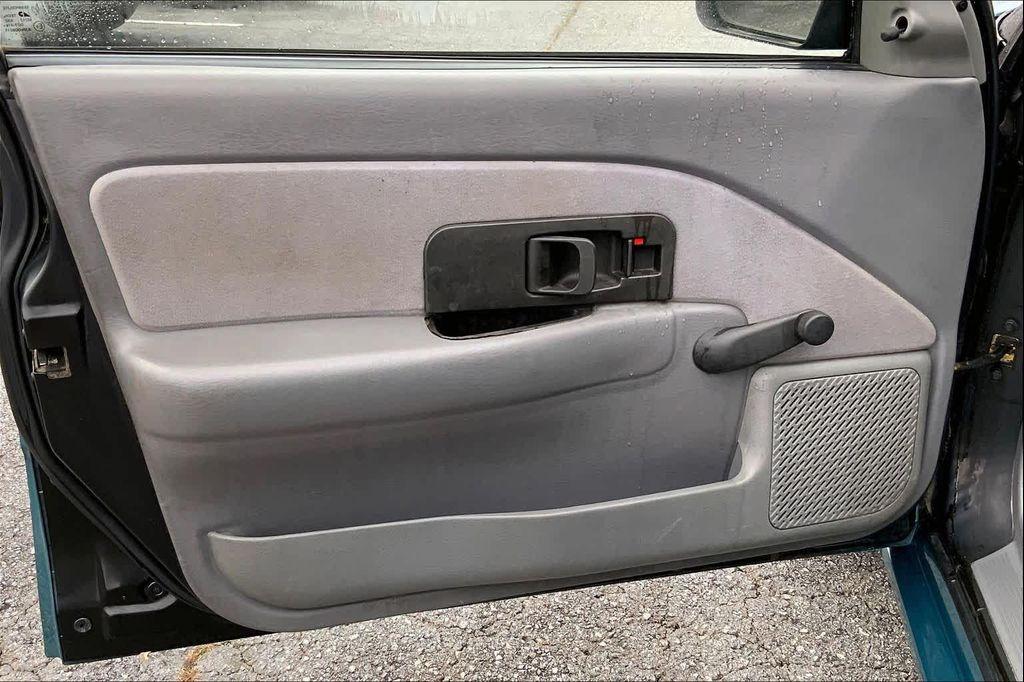 used 1995 Saturn SL car, priced at $2,995