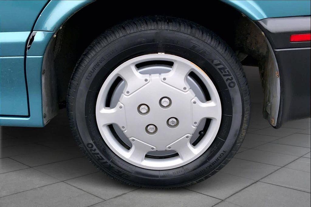 used 1995 Saturn SL car, priced at $2,995