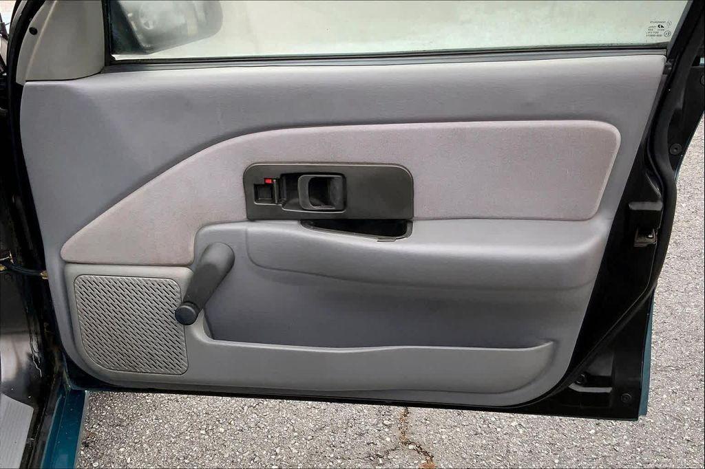 used 1995 Saturn SL car, priced at $2,995